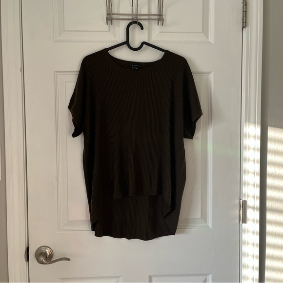 Theory Tops - NWOT Women's Theory Ribbed Short Sleeve High-Low Top size Medium in Olive Green